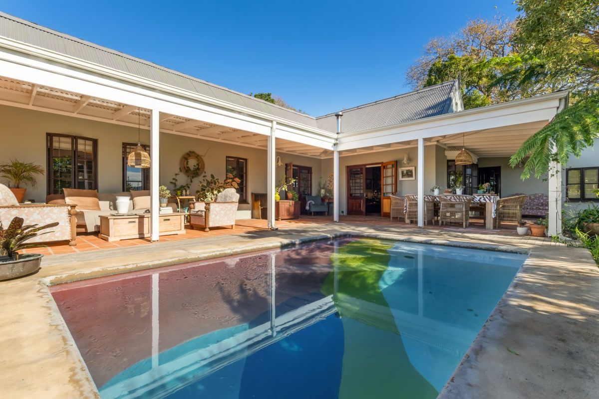 A home where the garden invites you outdoors... and the patio keeps you there... - Photo 3