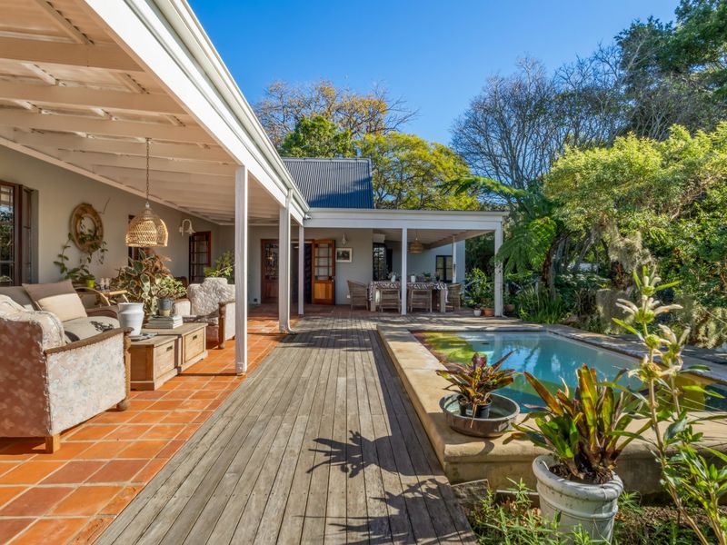 A home where the garden invites you outdoors... and the patio keeps you there... - Photo 1