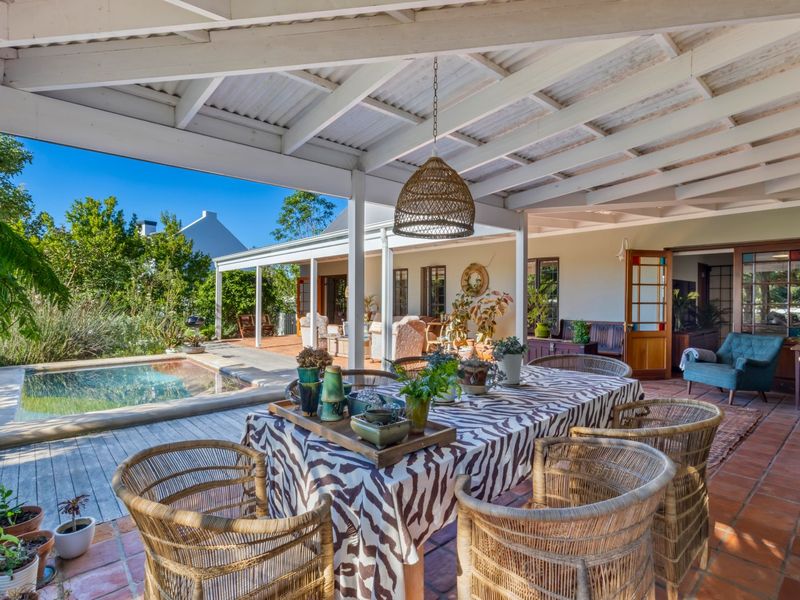A home where the garden invites you outdoors... and the patio keeps you there... - Photo 6