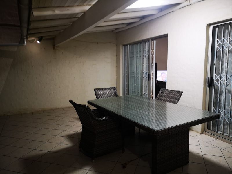 Upmarket DuplexTownhouse in Prime Location! - Photo 8