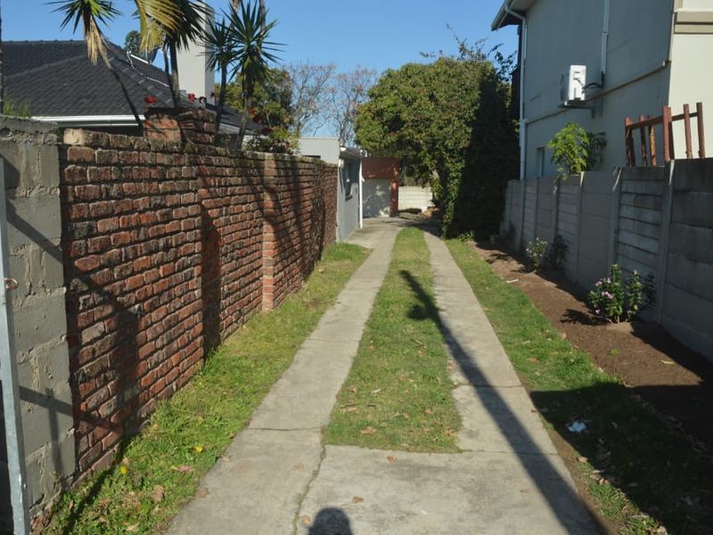 Spacious 4-Bedroom Family Home to Rent in Beacon Bay - Photo 3