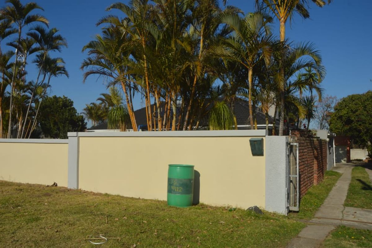 Spacious 4-Bedroom Family Home to Rent in Beacon Bay - Photo 4