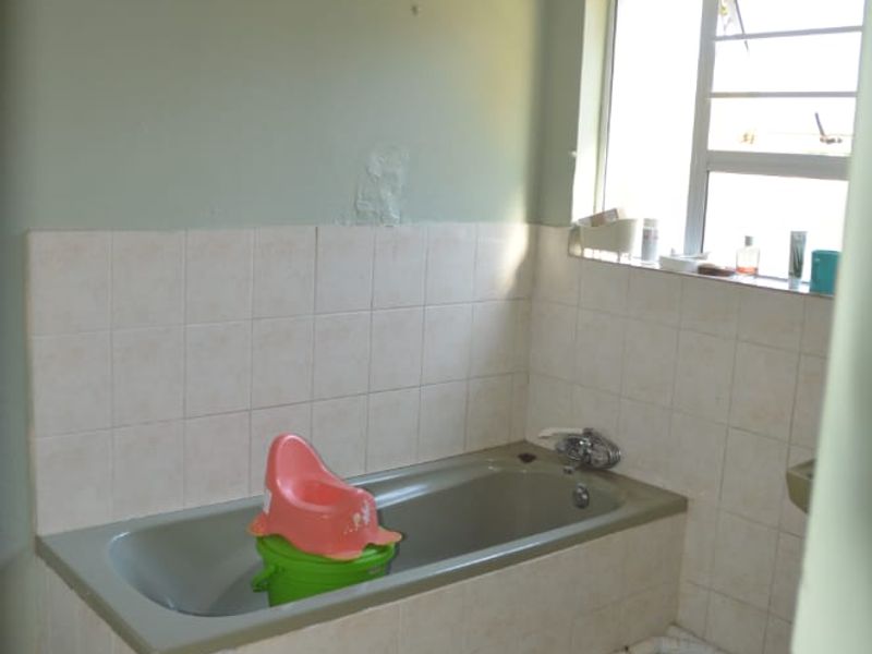 Spacious 4-Bedroom Family Home to Rent in Beacon Bay - Photo 10