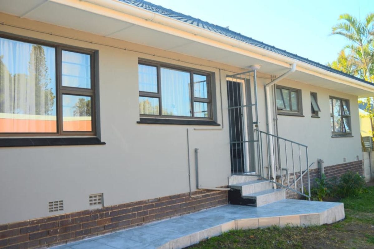 Spacious 4-Bedroom Family Home to Rent in Beacon Bay - Photo 2