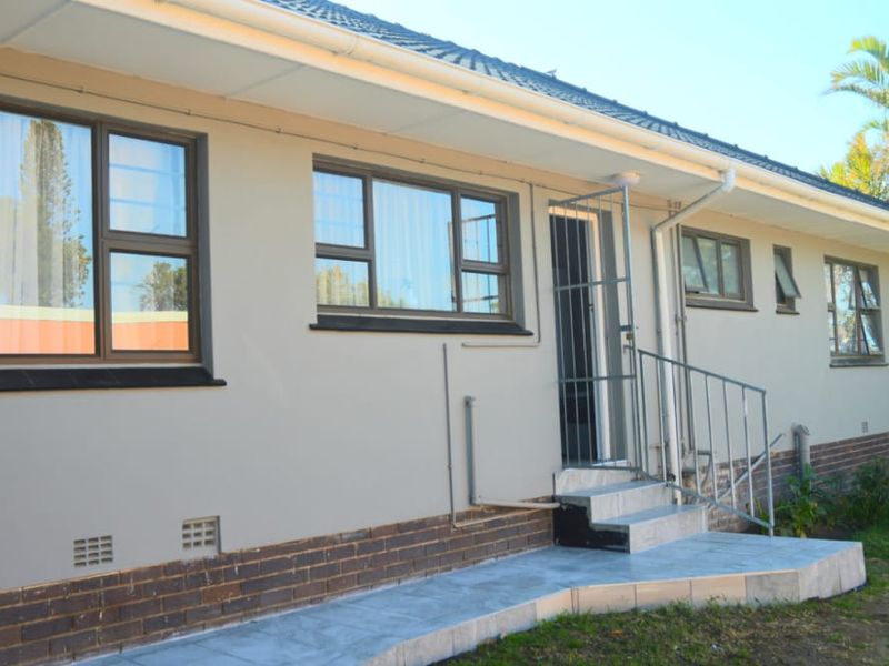 Spacious 4-Bedroom Family Home to Rent in Beacon Bay - Photo 2