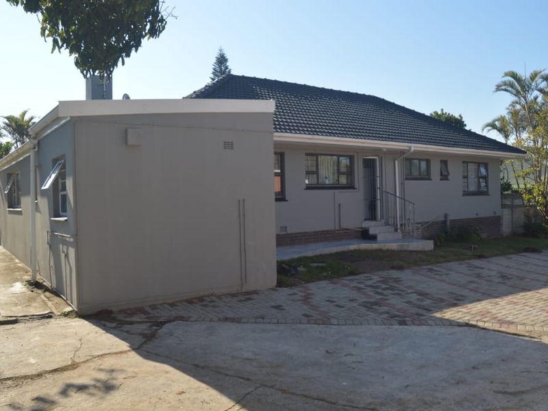 Spacious 4-Bedroom Family Home to Rent in Beacon Bay - Photo 1