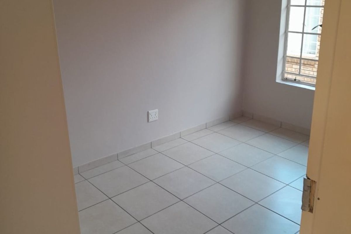Modern 2-Bedroom First-Floor Apartment To Let - Photo 2