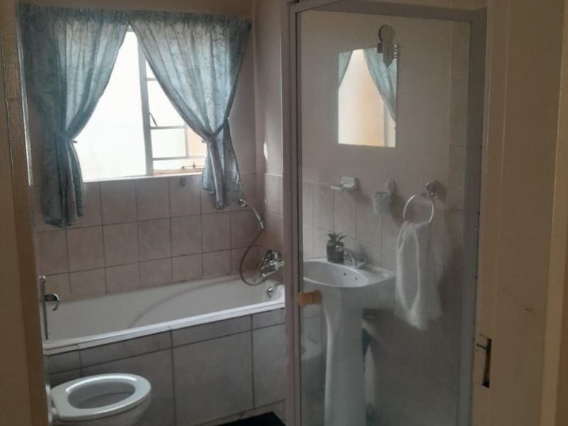Modern 2-Bedroom First-Floor Apartment To Let - Photo 6