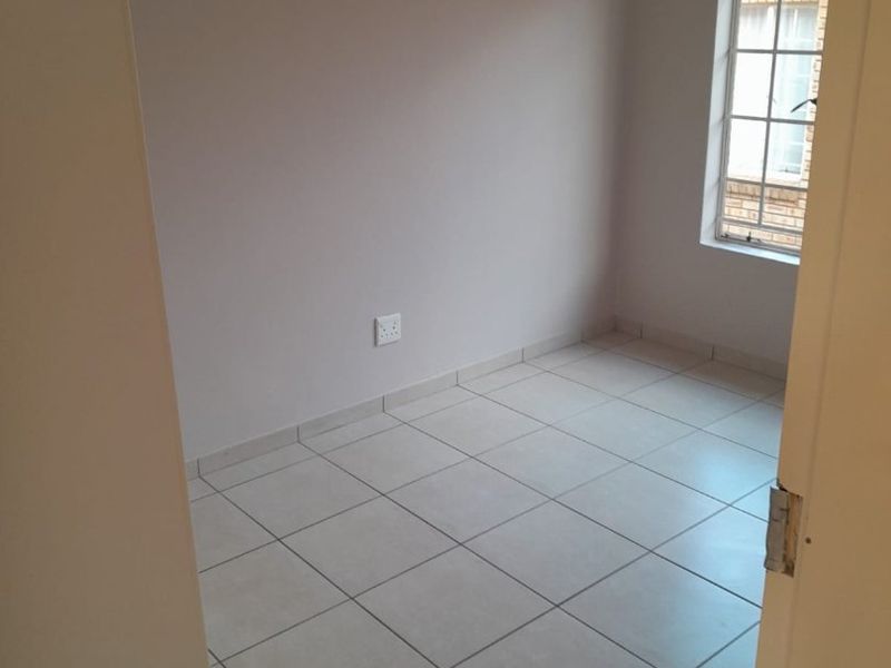 Modern 2-Bedroom First-Floor Apartment To Let - Photo 2