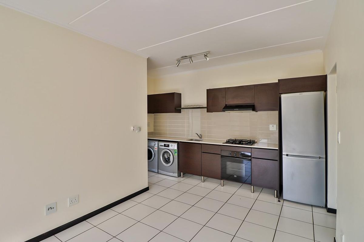 To let 1 bedroom 1 bathroom apartment on the 2nd floor at the exclusive The Isle residential complex in Greenstone Hill - Photo 4