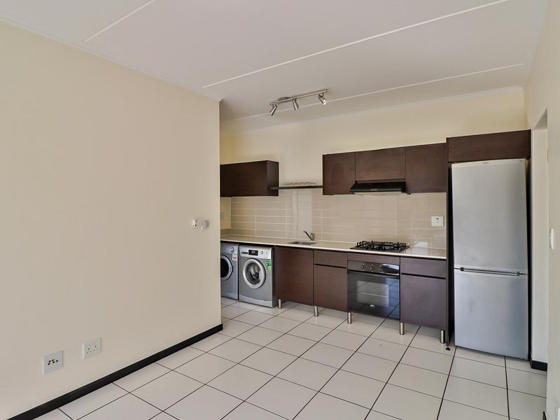 To let 1 bedroom 1 bathroom apartment on the 2nd floor at the exclusive The Isle residential complex in Greenstone Hill - Photo 4