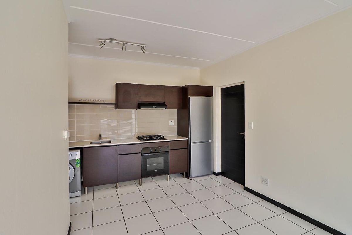 To let 1 bedroom 1 bathroom apartment on the 2nd floor at the exclusive The Isle residential complex in Greenstone Hill - Photo 3
