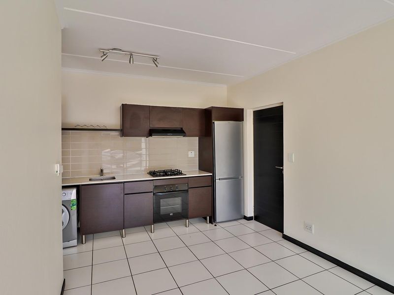 To let 1 bedroom 1 bathroom apartment on the 2nd floor at the exclusive The Isle residential complex in Greenstone Hill - Photo 3