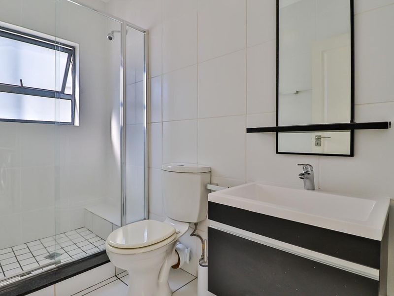 To let 1 bedroom 1 bathroom apartment on the 2nd floor at the exclusive The Isle residential complex in Greenstone Hill - Photo 10