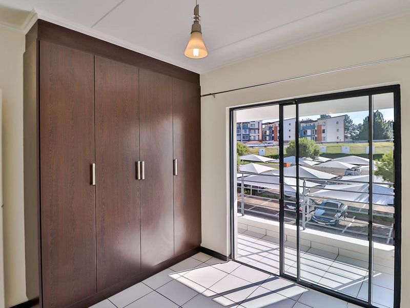 To let 1 bedroom 1 bathroom apartment on the 2nd floor at the exclusive The Isle residential complex in Greenstone Hill - Photo 8