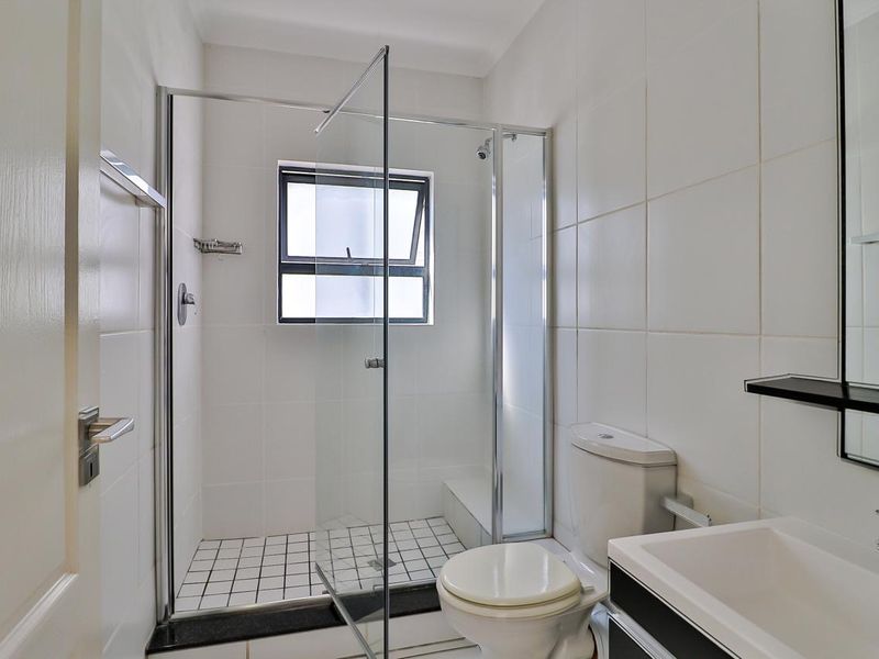 To let 1 bedroom 1 bathroom apartment on the 2nd floor at the exclusive The Isle residential complex in Greenstone Hill - Photo 9