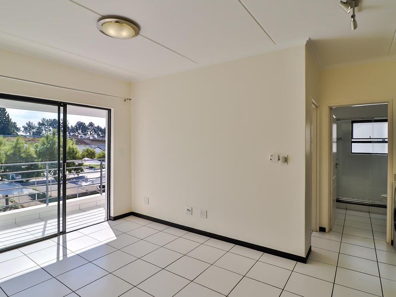 To let 1 bedroom 1 bathroom apartment on the 2nd floor at the exclusive The Isle residential complex in Greenstone Hill - Photo 7