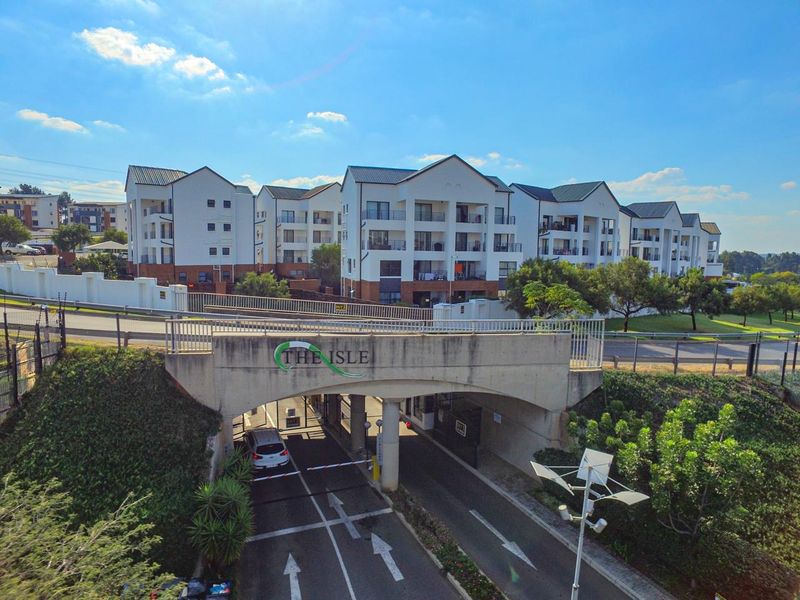 To let 1 bedroom 1 bathroom apartment on the 2nd floor at the exclusive The Isle residential complex in Greenstone Hill - Photo 1