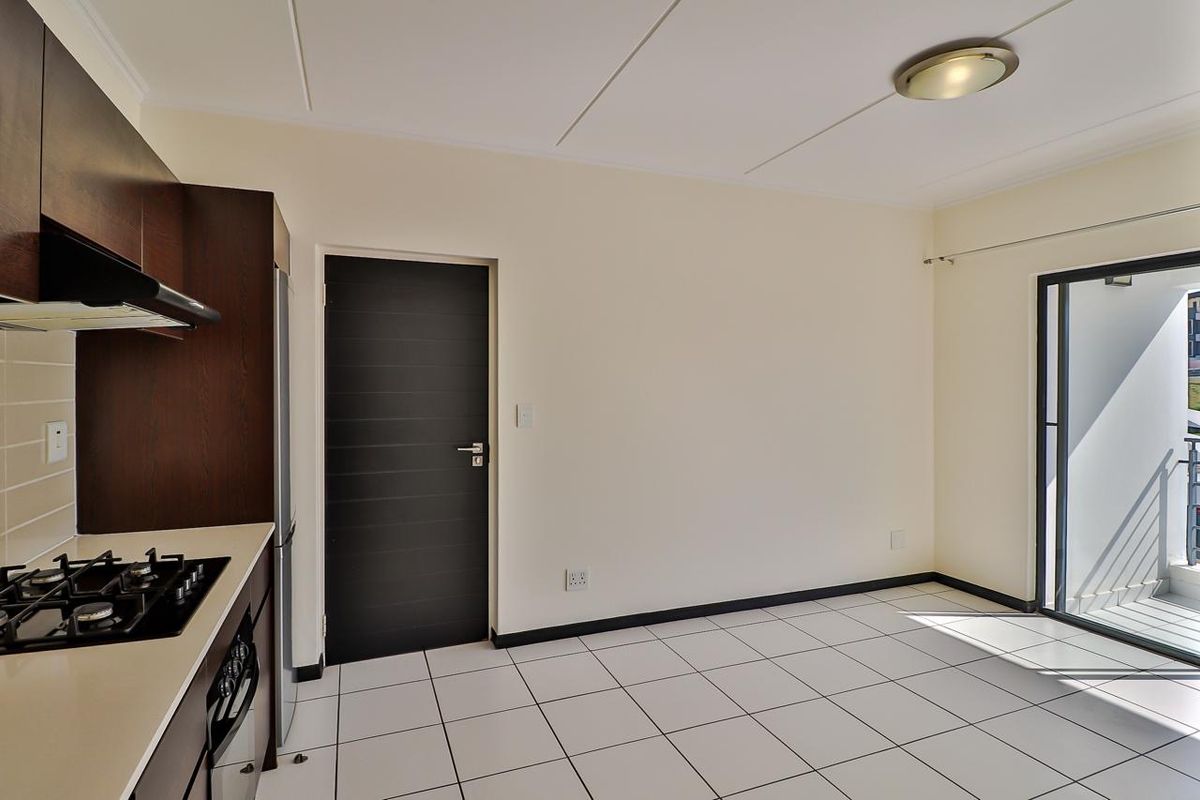 To let 1 bedroom 1 bathroom apartment on the 2nd floor at the exclusive The Isle residential complex in Greenstone Hill - Photo 5