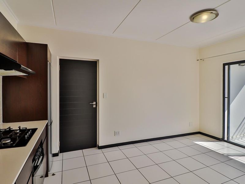 To let 1 bedroom 1 bathroom apartment on the 2nd floor at the exclusive The Isle residential complex in Greenstone Hill - Photo 5