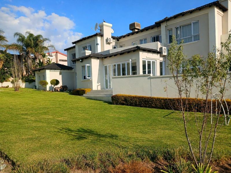 Luxury Living with Spectacular Golf Course Views - Photo 3
