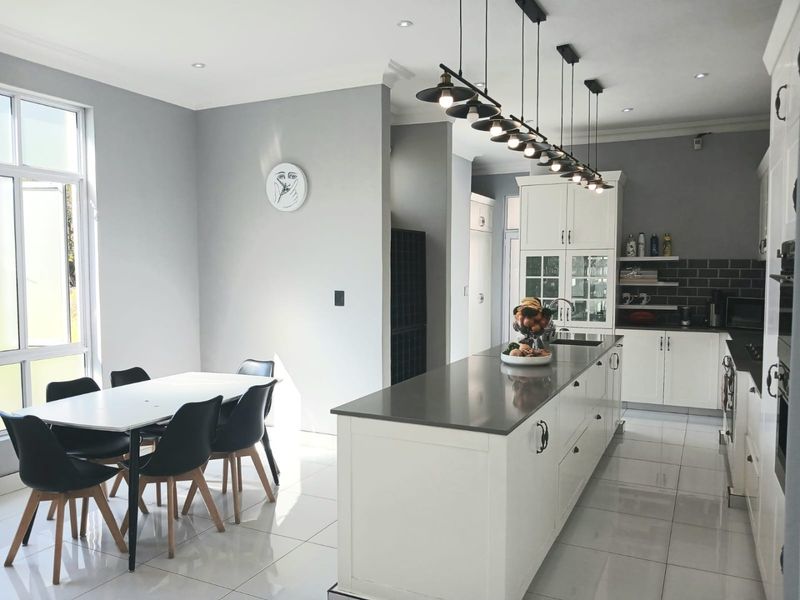 Luxury Living with Spectacular Golf Course Views - Photo 6