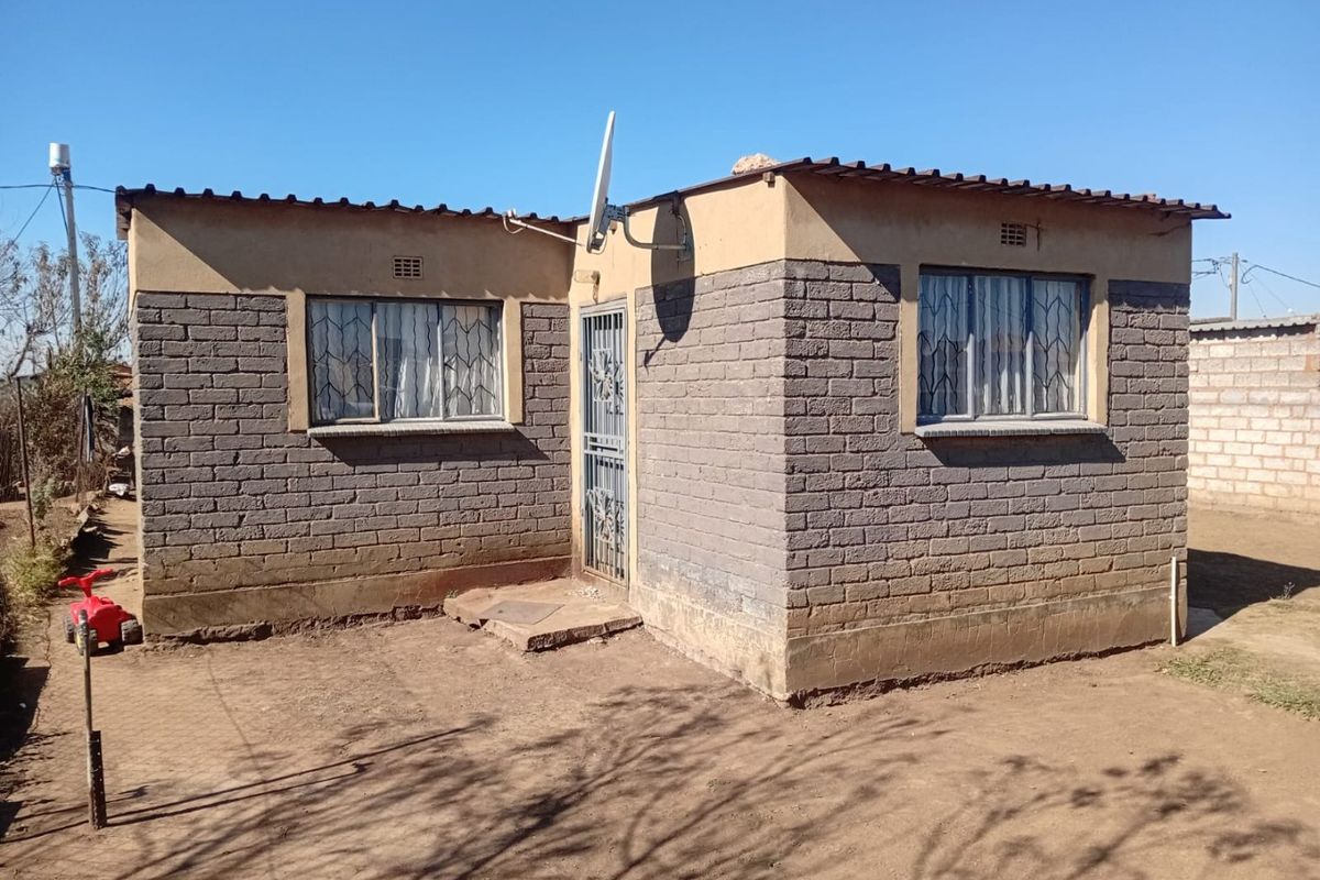 HOUSE FOR SALE IN TSAKANE  - Photo 2