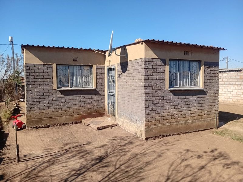 HOUSE FOR SALE IN TSAKANE  - Photo 2