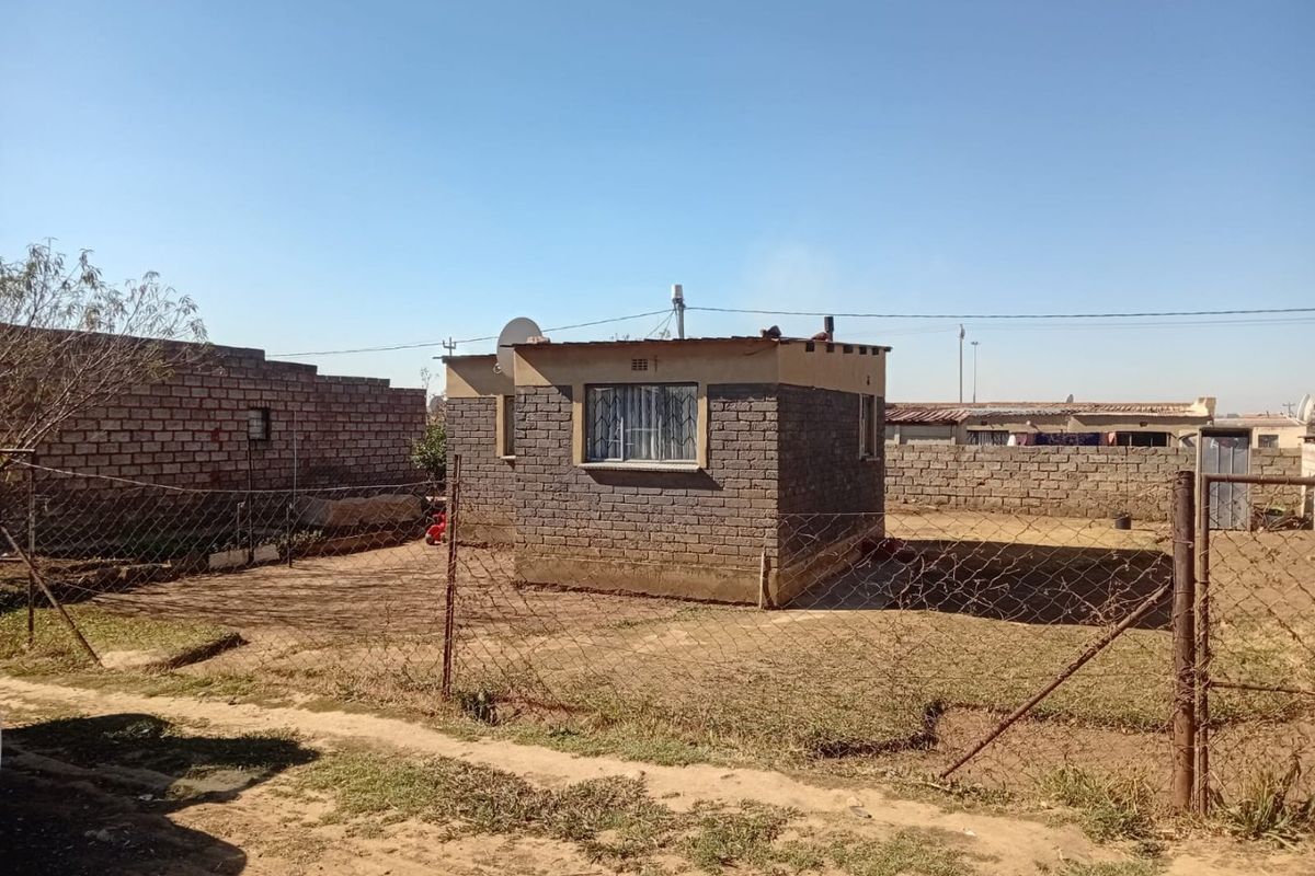 HOUSE FOR SALE IN TSAKANE  - Photo 4
