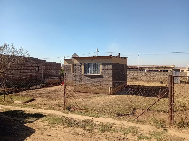 HOUSE FOR SALE IN TSAKANE  - Photo 4
