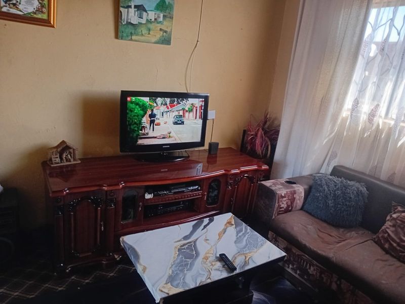 HOUSE FOR SALE IN TSAKANE  - Photo 10