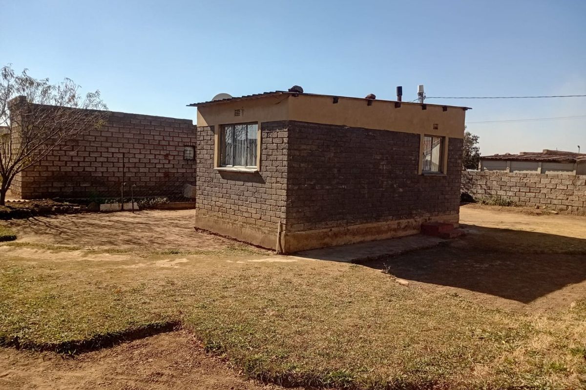 HOUSE FOR SALE IN TSAKANE  - Photo 5