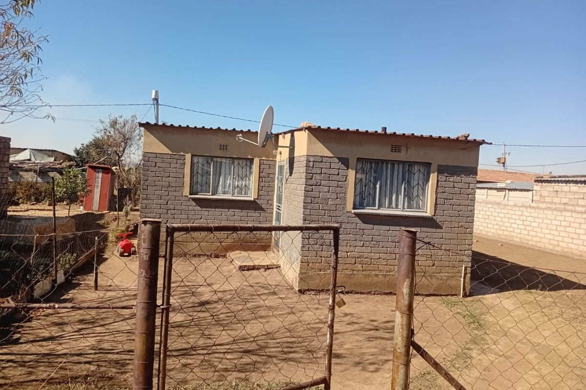 HOUSE FOR SALE IN TSAKANE  - Photo 3
