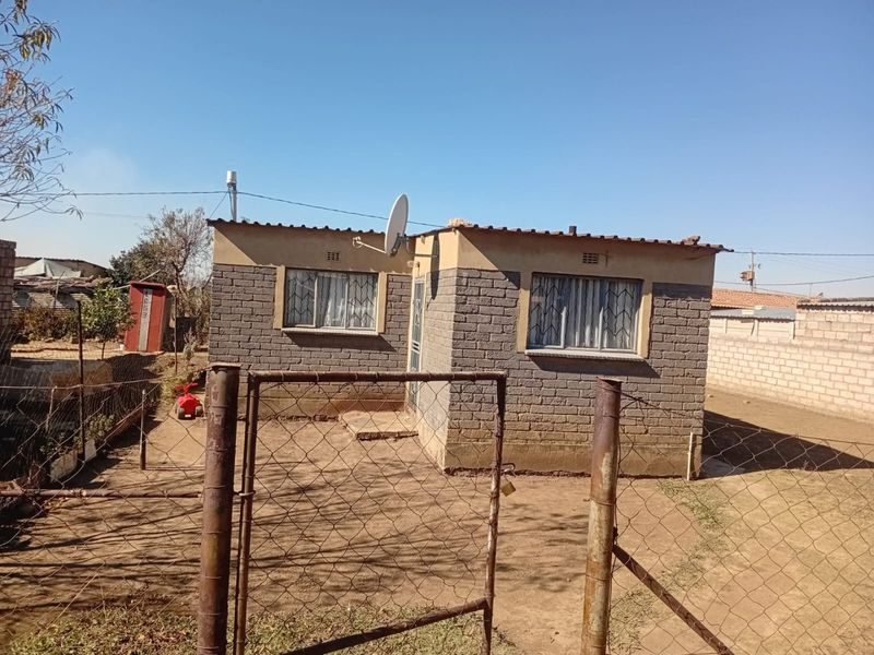 HOUSE FOR SALE IN TSAKANE  - Photo 3