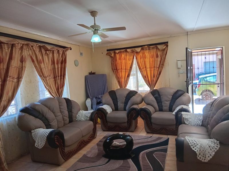 3 Bedroom House - Photo 2