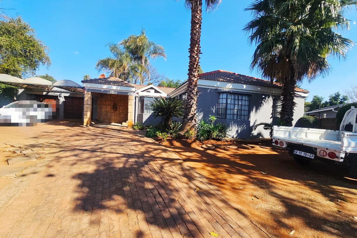 A Lovely 4 Bedroom 3.5 Bathroom house for sale in Heuweloord - Photo 2