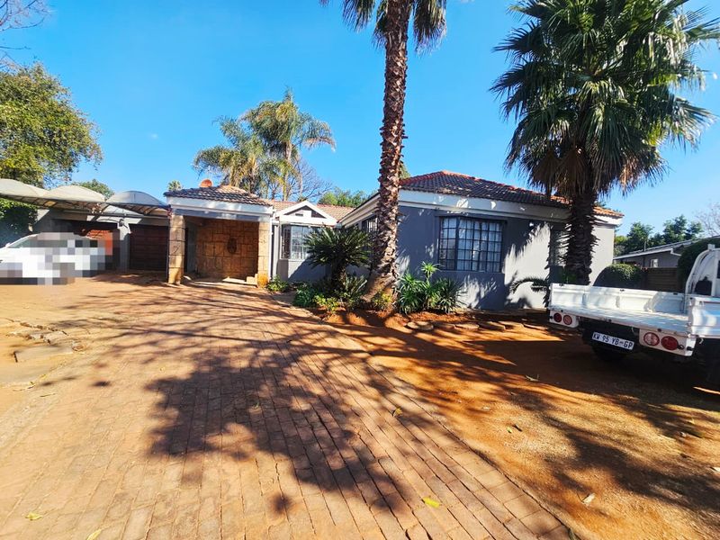 A Lovely 4 Bedroom 3.5 Bathroom house for sale in Heuweloord - Photo 2