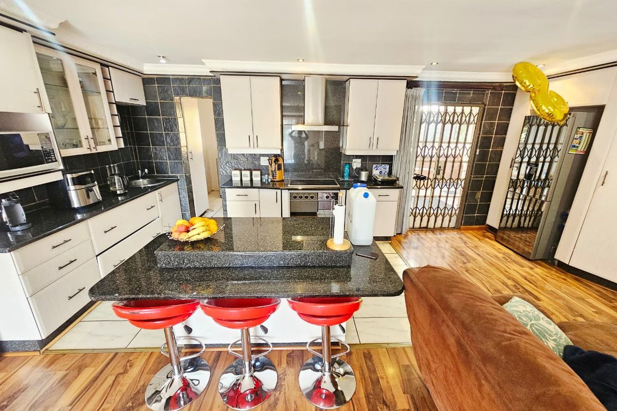 A Lovely 4 Bedroom 3.5 Bathroom house for sale in Heuweloord - Photo 4