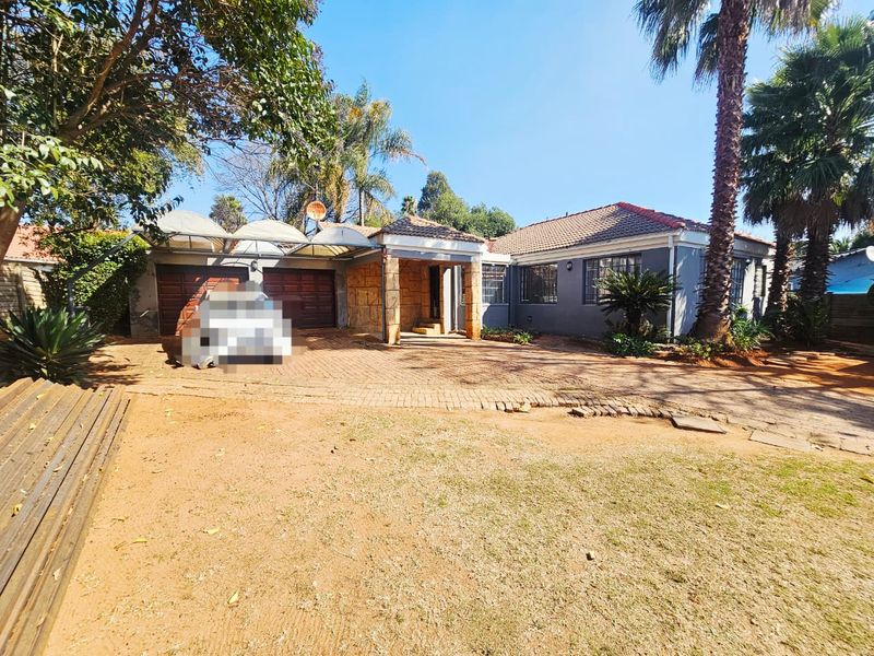 A Lovely 4 Bedroom 3.5 Bathroom house for sale in Heuweloord - Photo 1