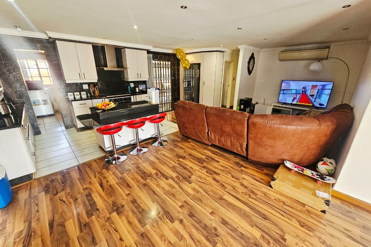 A Lovely 4 Bedroom 3.5 Bathroom house for sale in Heuweloord - Photo 5