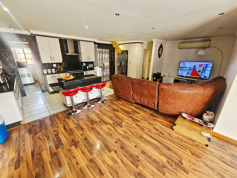 A Lovely 4 Bedroom 3.5 Bathroom house for sale in Heuweloord - Photo 5