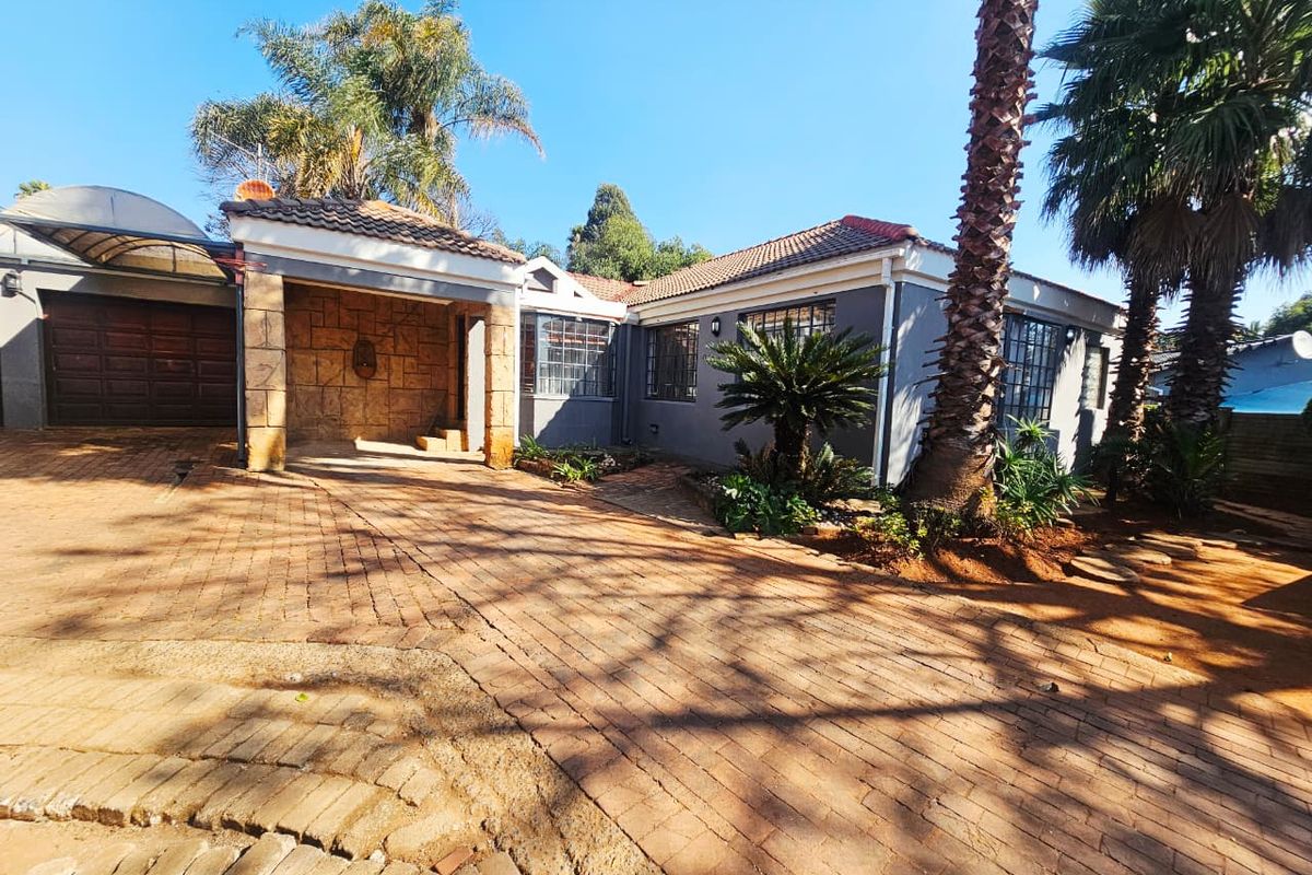 A Lovely 4 Bedroom 3.5 Bathroom house for sale in Heuweloord - Photo 3