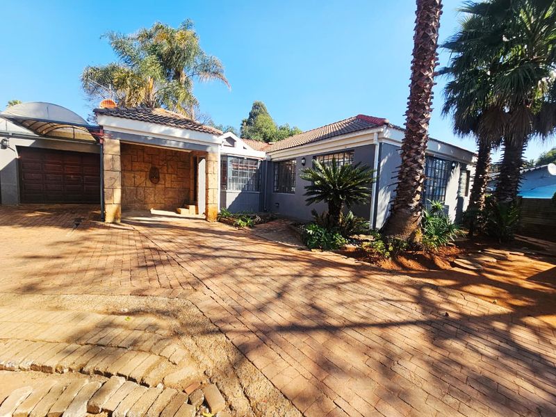 A Lovely 4 Bedroom 3.5 Bathroom house for sale in Heuweloord - Photo 3