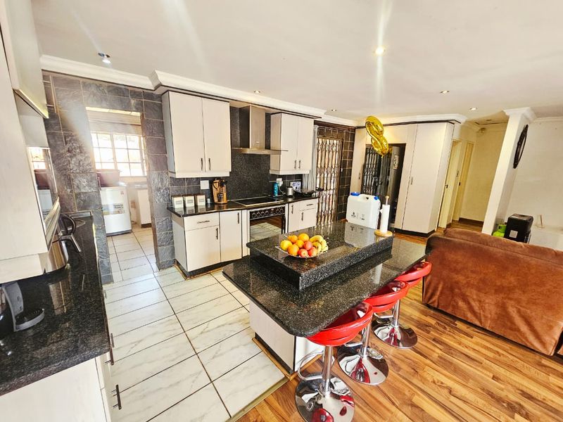 A Lovely 4 Bedroom 3.5 Bathroom house for sale in Heuweloord - Photo 8