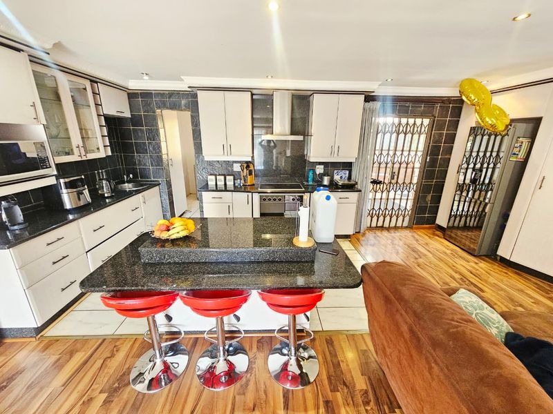 A Lovely 4 Bedroom 3.5 Bathroom house for sale in Heuweloord - Photo 4