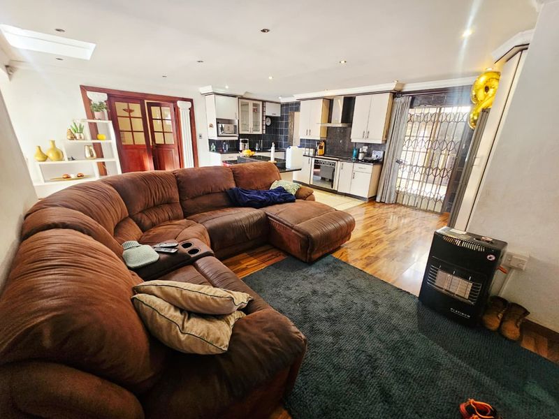 A Lovely 4 Bedroom 3.5 Bathroom house for sale in Heuweloord - Photo 10