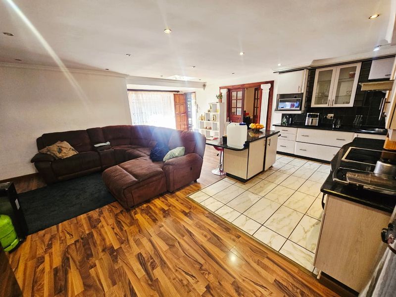 A Lovely 4 Bedroom 3.5 Bathroom house for sale in Heuweloord - Photo 9