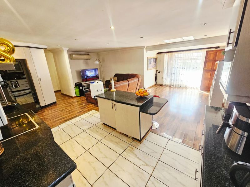 A Lovely 4 Bedroom 3.5 Bathroom house for sale in Heuweloord - Photo 6