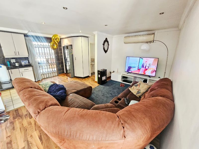 A Lovely 4 Bedroom 3.5 Bathroom house for sale in Heuweloord - Photo 7