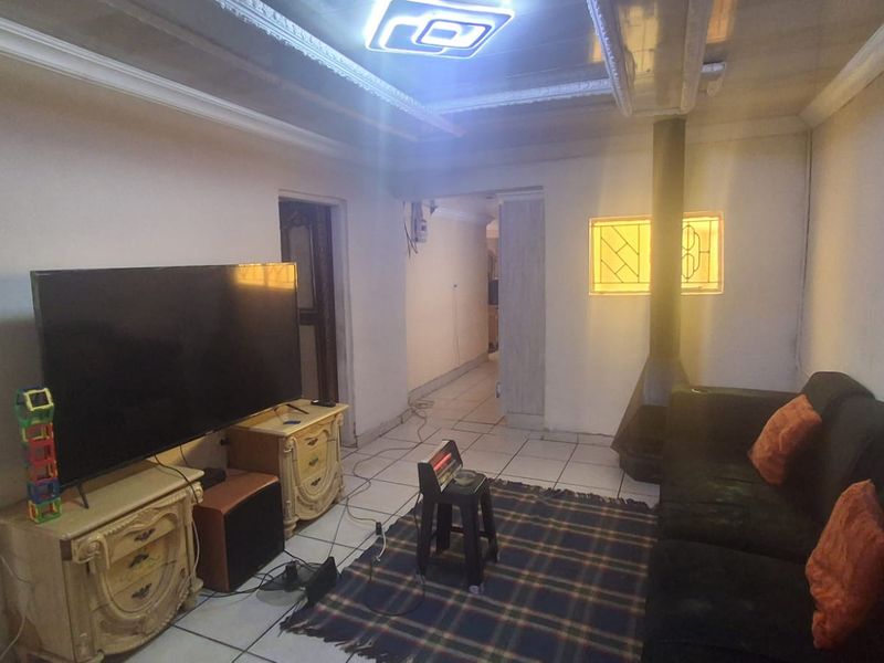 3 Bedroom House for Sale in Atteridgeville - Photo 10